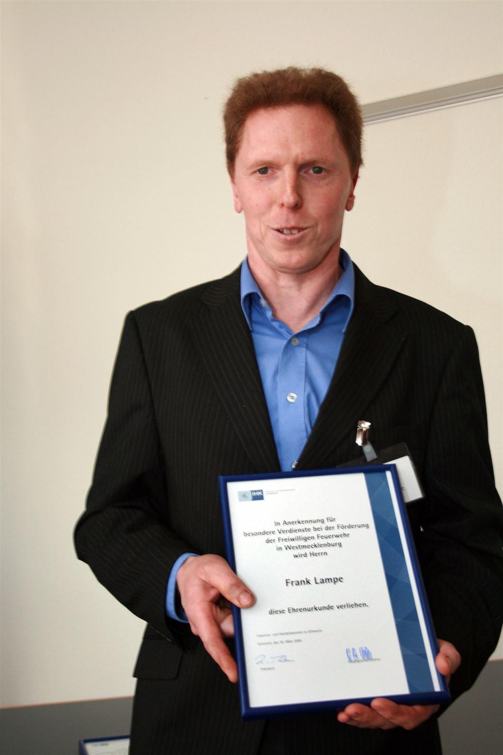 Frank Lampe mit der Ehrenurkunde der IHK Schwerin